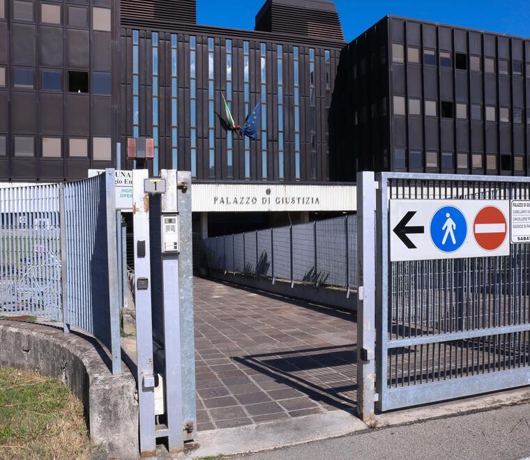 Diffamata sui social e aggredita dal padre e dalle sorelle dell’ex