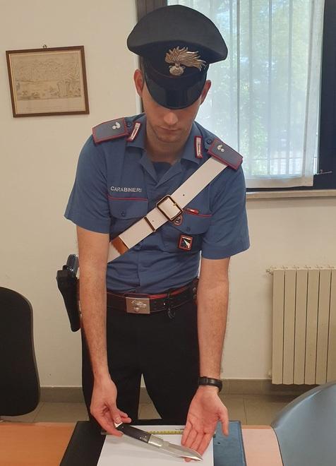 Si toglie la maglia sull’autobus e minaccia l’autista con un coltello