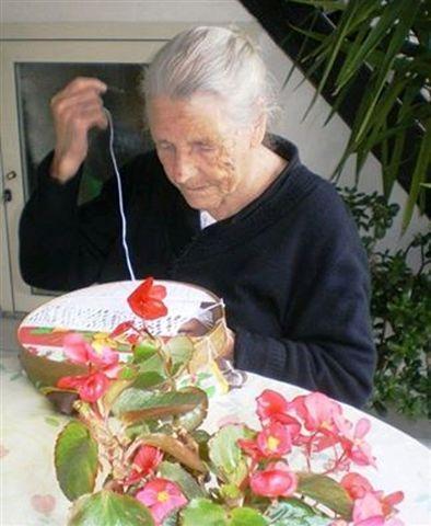 Tzia Maria compie cent’anni e ricama ancora 