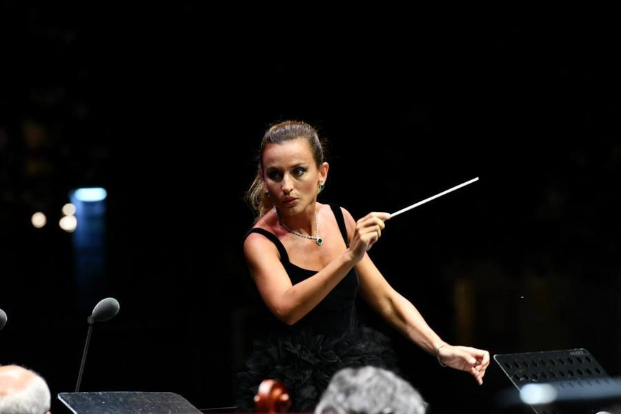 Beatrice Venezi e l’Inno a Roma di Puccini: chiude il concerto di Lucca con il brano diventato la sigla del fascismo