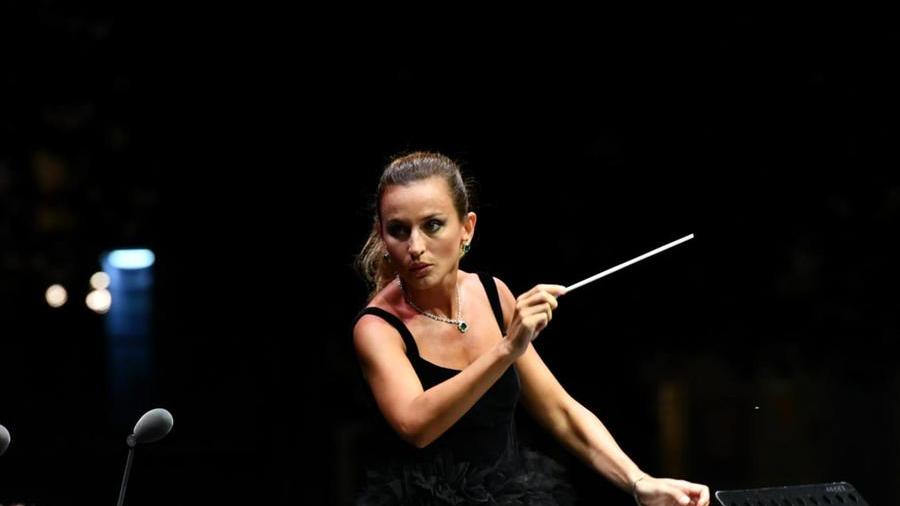 Beatrice Venezi e l’Inno a Roma di Puccini: chiude il concerto di Lucca con il brano diventato la sigla del fascismo