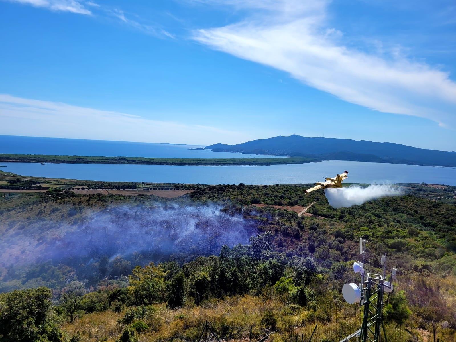 Un Canadair in azione per spegnere un incendio a Orbetello