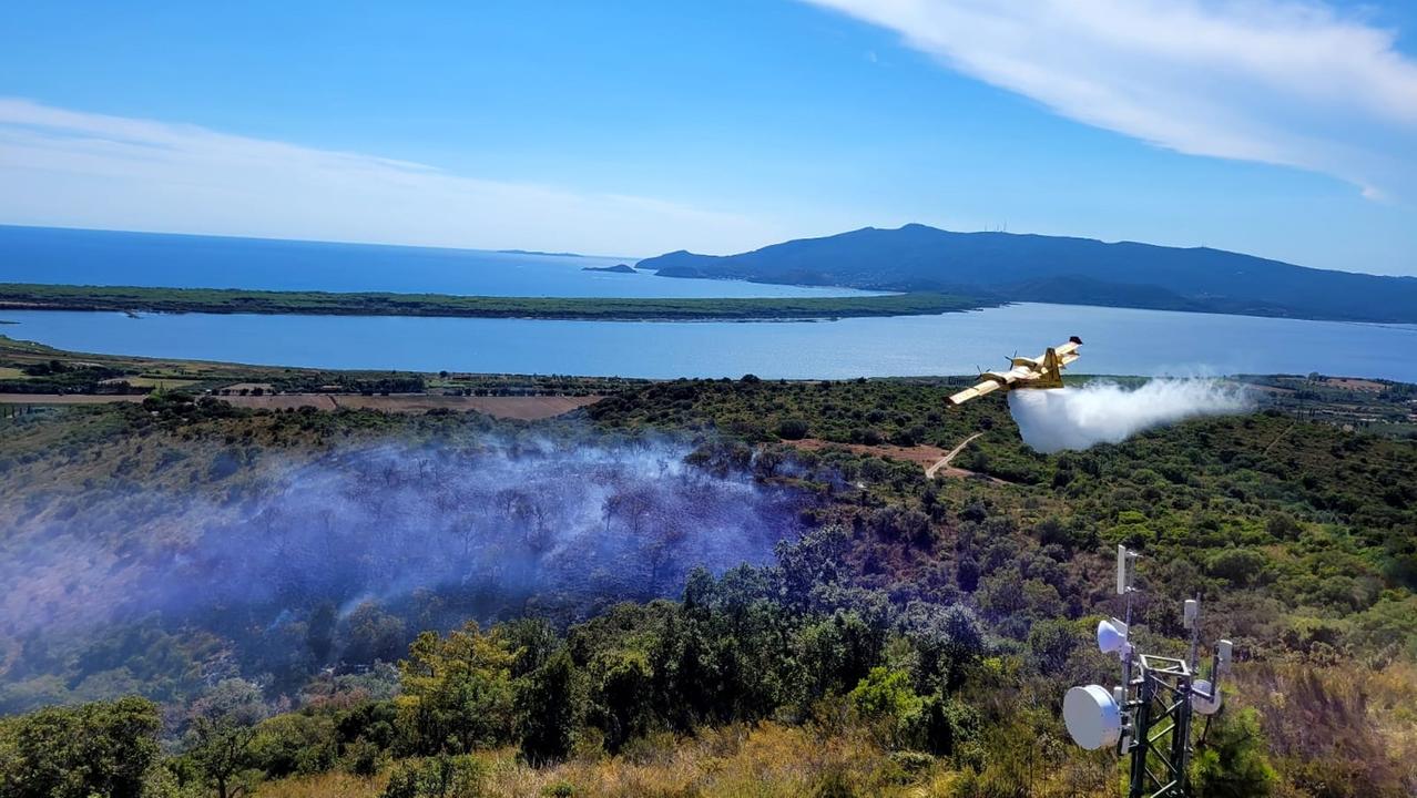 Un Canadair in azione per spegnere un incendio a Orbetello