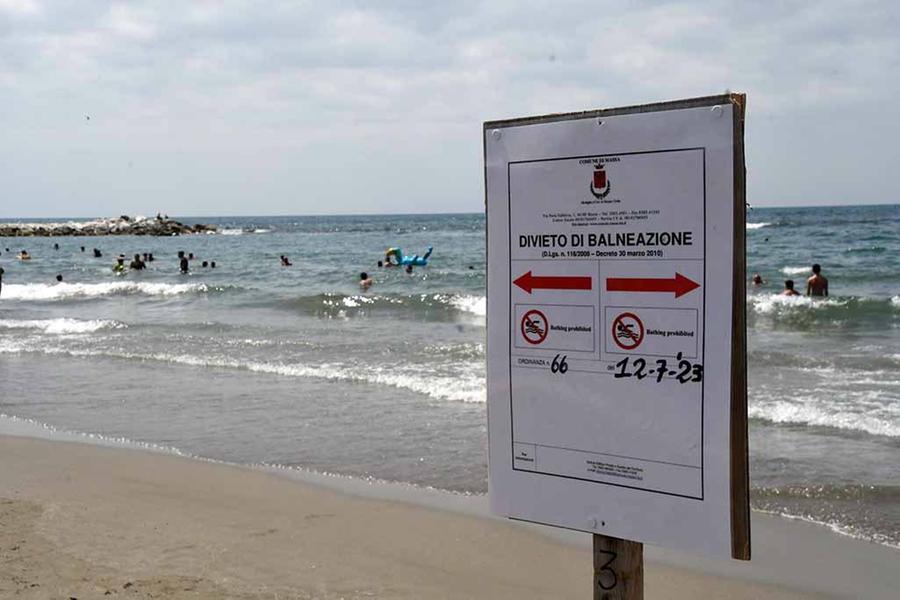 Marina di Massa, bagno vietato in 19 stabilimenti balneari: la lista