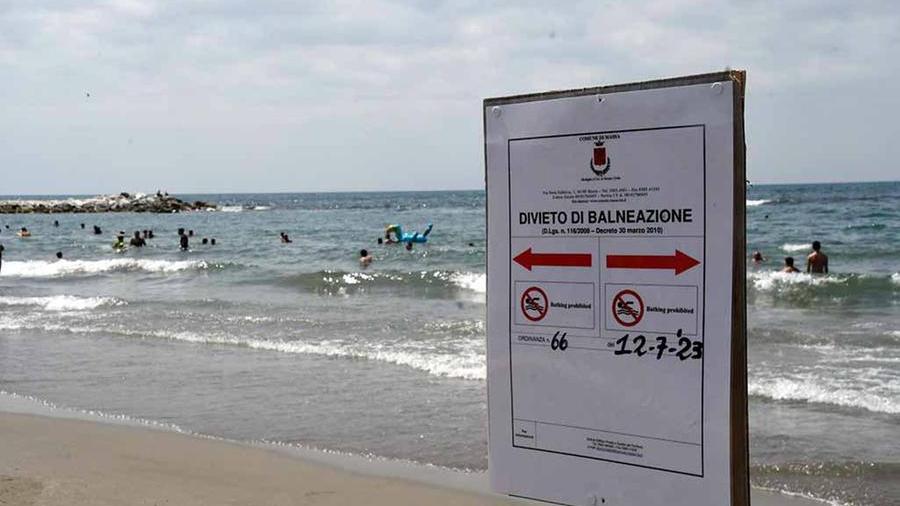 Marina di Massa, bagno vietato in 19 stabilimenti balneari: la lista