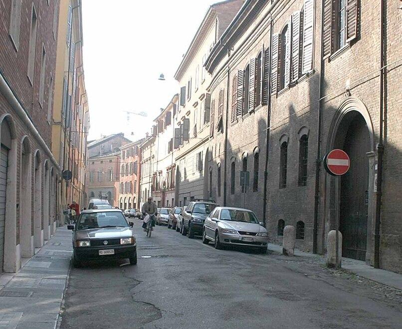 Modena, donna aggredita in Rua Muro per un bancomat 