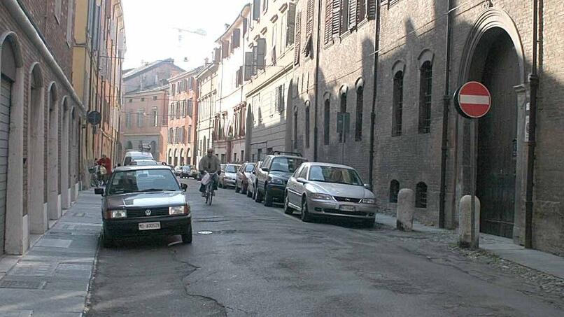 Modena, donna aggredita in Rua Muro per un bancomat 