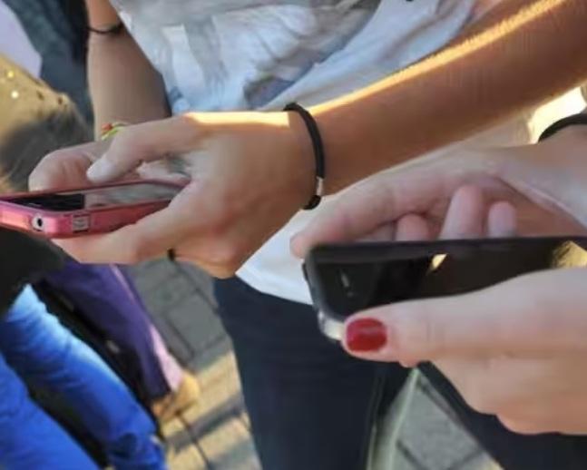 Sesso con dodicenni: 6 ragazzini accusati di stupro. La chat per organizzare il festino, la droga e i video sui telefonini
