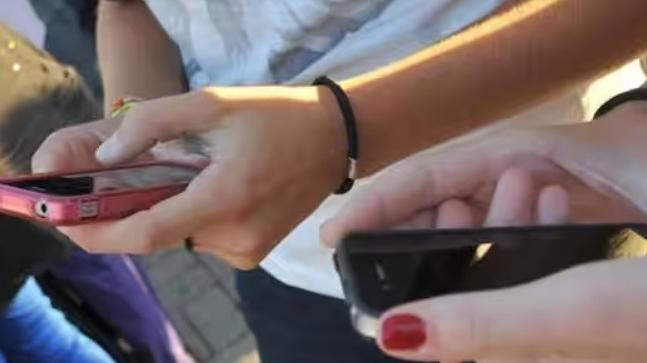 Sesso con dodicenni: 6 ragazzini accusati di stupro. La chat per organizzare il festino, la droga e i video sui telefonini