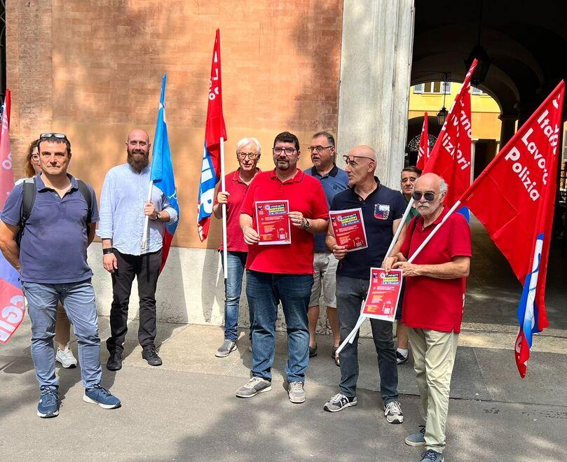 Modena La polizia scende in piazza «Servono 40 agenti in più» 