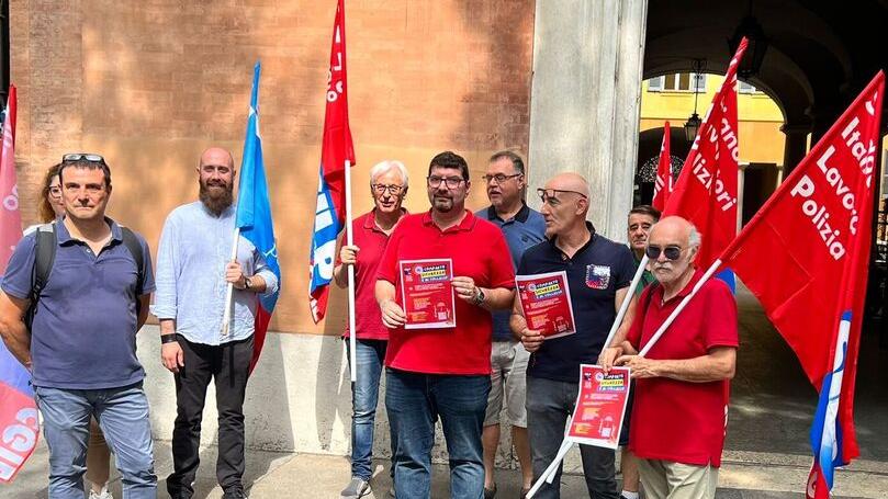 Modena La polizia scende in piazza «Servono 40 agenti in più»