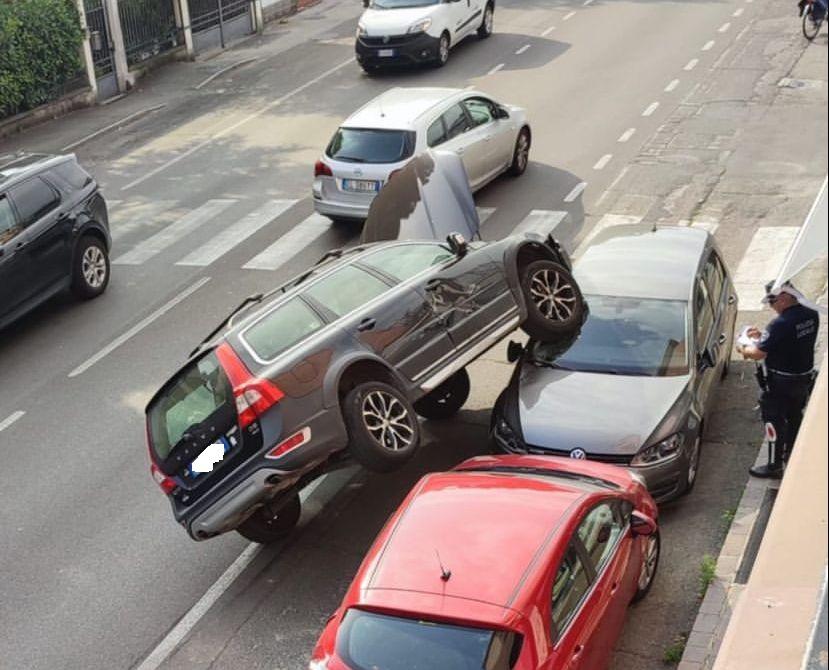 Modena. Con il suv sale su tre auto parcheggiate in via Vignolese. Poi tenta la fuga a piedi