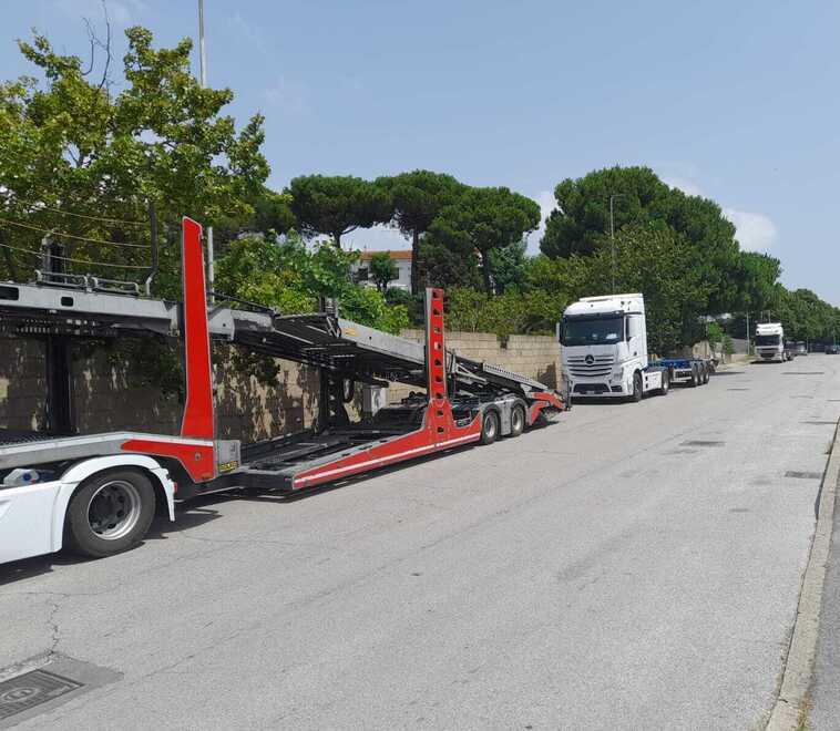 «Ingrato, dovevi mangiare con me». Livorno, botte fra i camionisti: un ferito