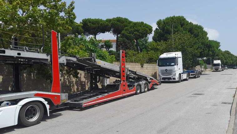 «Ingrato, dovevi mangiare con me». Livorno, botte fra i camionisti: un ferito