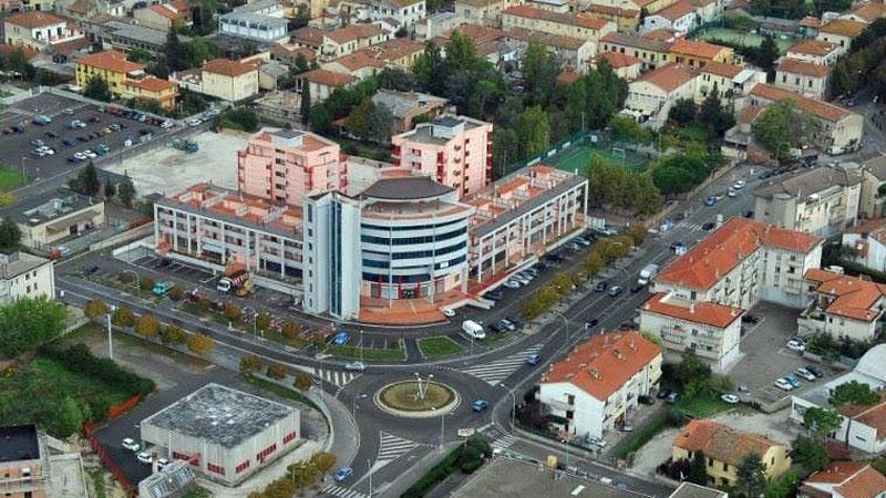 Rifiuti, decine di bombole e pericoli: «Ma il Palazzo rosa non è inagibile»