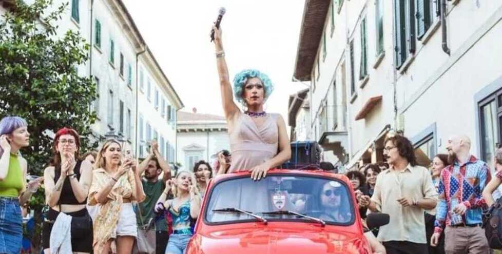 Prato, insulti omofobi alla drag queen. «Ma questa città non è così»