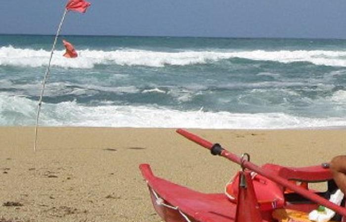 Tortolì, si tuffano nel mare agitato: padre e figlia rischiano di annegare