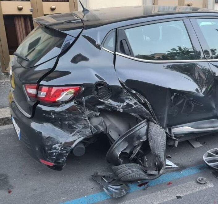 Prato, guida ubriaco e si scontra con le auto in sosta