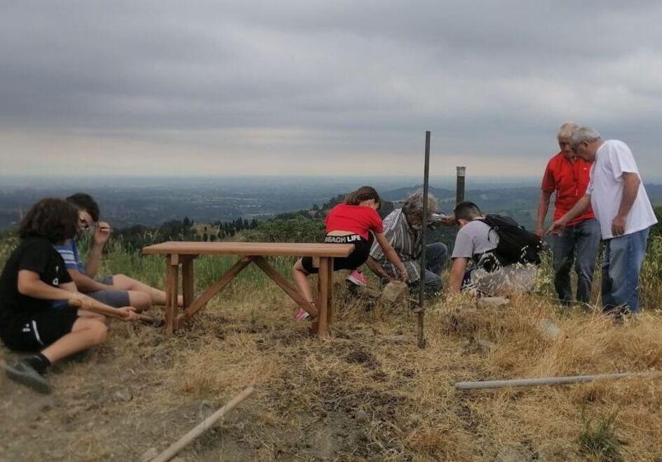 Installata una “panchina cichina” sulla vetta del monte Grafagnana