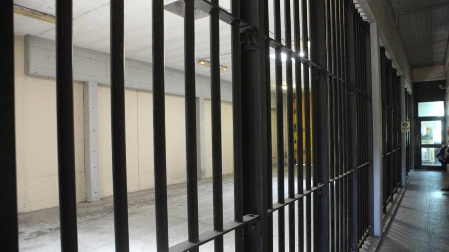 Reggio Emilia, torture e lesioni a un detenuto: sospesi dieci agenti di polizia penitenziaria