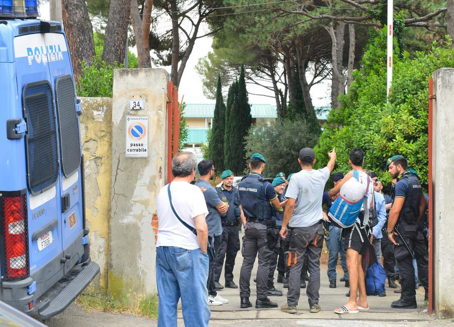 Firenze, sgomberata Villa Pepi a Careggi: allontanato un centinaio di occupanti – Video