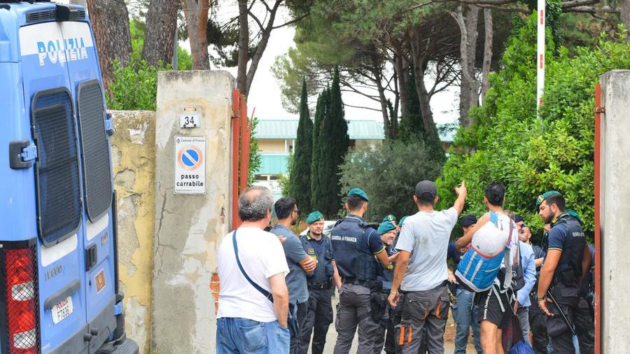 Firenze, sgomberata Villa Pepi a Careggi: allontanato un centinaio di occupanti – Video