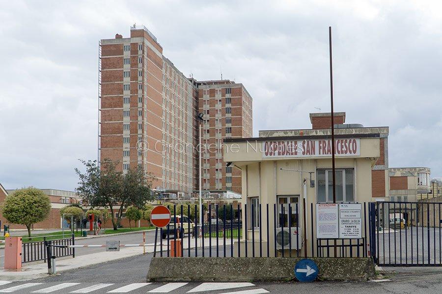 Fonni, a una guardia giurata parte un colpo mentre pulisce la pistola: ferito alla spalla il nipote