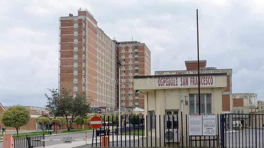 Fonni, a una guardia giurata parte un colpo mentre pulisce la pistola: ferito alla spalla il nipote