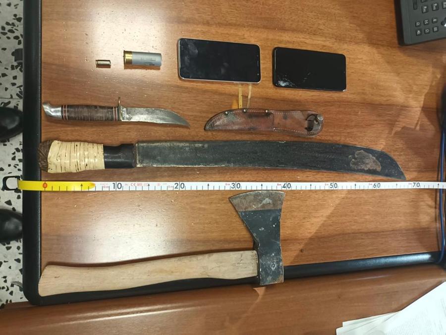 Livorno, blitz anti-droga in via Nino Bixio: sequestrati hashish, cocaina e anche un machete