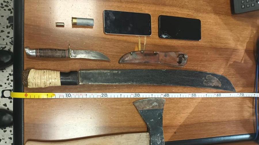 Livorno, blitz anti-droga in via Nino Bixio: sequestrati hashish, cocaina e anche un machete