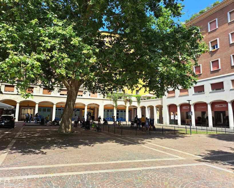 Giovane pestato in piazza Matteotti a Modena. I carabinieri: «Se avete visto parlate»<br type="_moz" />
