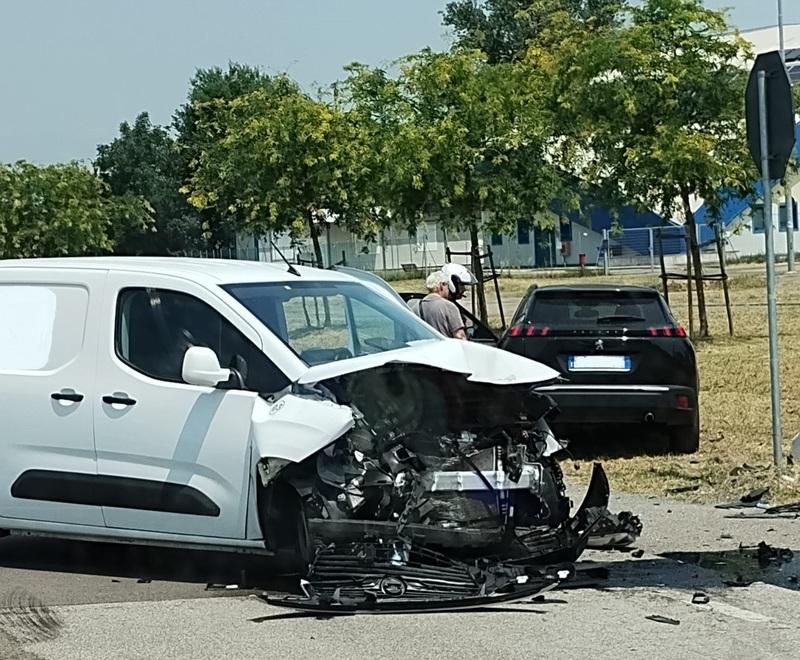 Schianto in via dell’Industria a Carpi: un 54enne ricoverato all’ospedale<br>
