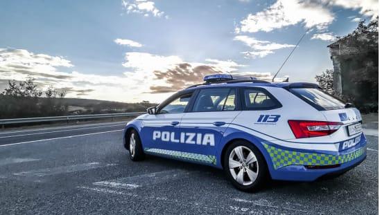 Auto travolge una moto sulla 131: muore una donna, ferito il compagno
