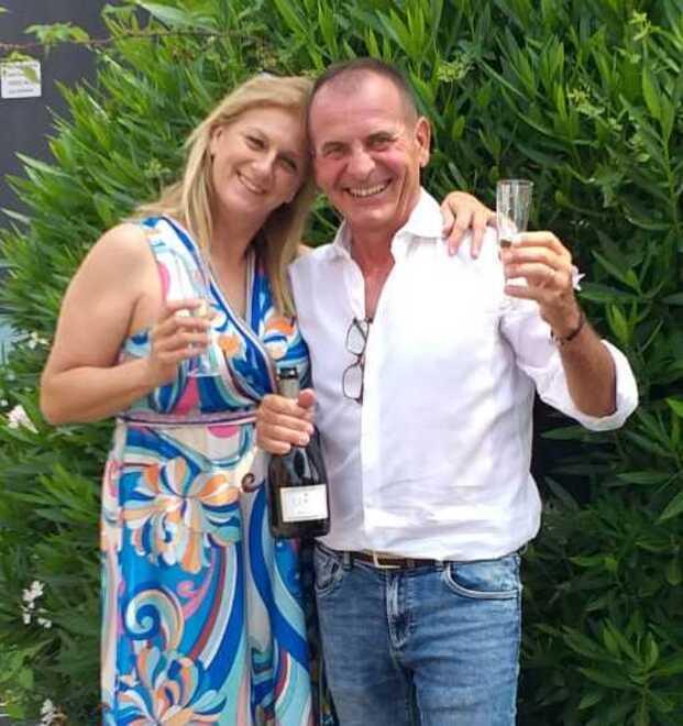 Osvaldo Barletti brinda insieme alla moglie Patrizia dopo l’esame di maturità