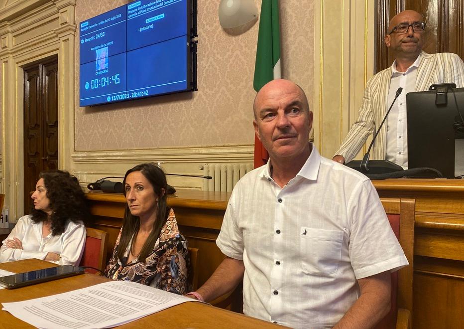 Livorno, il sindaco Salvetti e i veleni sul piano operativo: «Non mi astengo. Mai favorito Fremura, anzi»<br>

