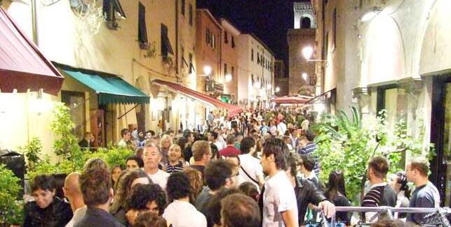 La folla di turisti e avventori lungo corso Vittorio Emanuele nel centro storico di Piombino (foto Paolo Barlettani)