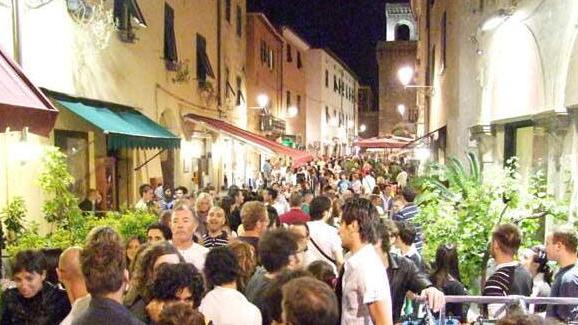 La folla di turisti e avventori lungo corso Vittorio Emanuele nel centro storico di Piombino (foto Paolo Barlettani)