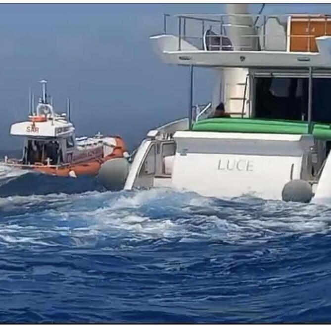 Una delle foto scattate dalla Capitaneria durante i soccorsi