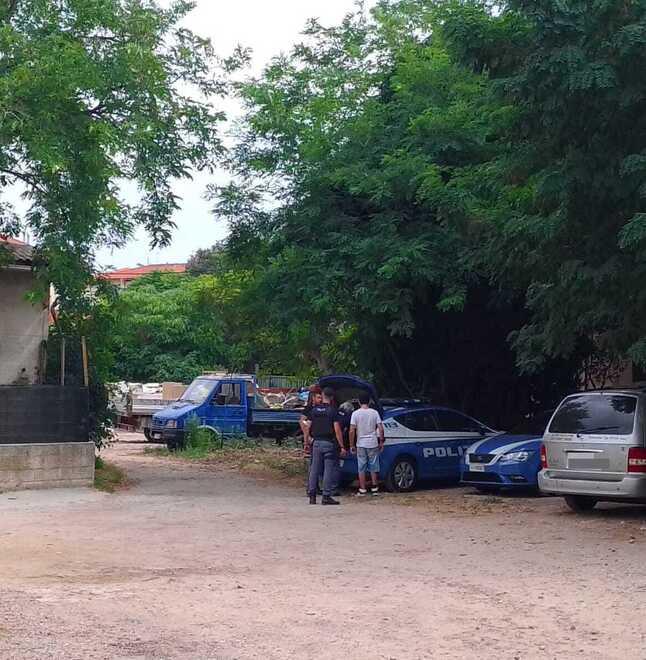 La polizia sul luogo del ritrovamento del corpo. Foto di Daniele Stefanini/Silvi