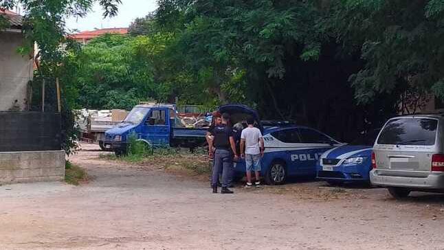 La polizia sul luogo del ritrovamento del corpo. Foto di Daniele Stefanini/Silvi