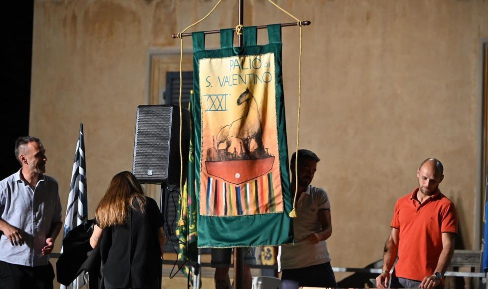 Il cencio realizzato per il Palio di San Valentino 2023 (foto Associazione Fotografica La Torre)
