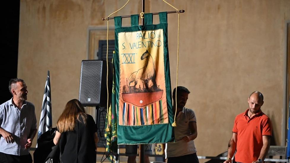 Il cencio realizzato per il Palio di San Valentino 2023 (foto Associazione Fotografica La Torre)