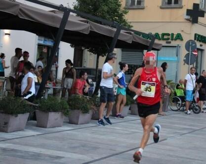 Uno dei partecipanti alla staffetta organizzata nell’ambito di “Sere d’estate” mercoledì sera in centro a Fucecchio