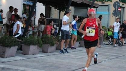 Uno dei partecipanti alla staffetta organizzata nell’ambito di “Sere d’estate” mercoledì sera in centro a Fucecchio