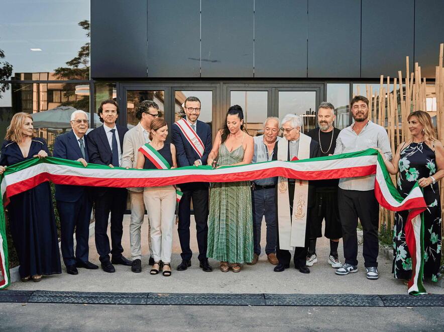 Il taglio del nastro davanti all’ingresso dell’hub di Hostage nella zona industriale di Terrafino a Empoli