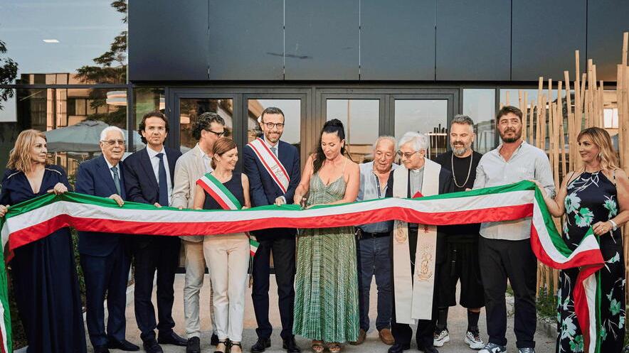 Il taglio del nastro davanti all’ingresso dell’hub di Hostage nella zona industriale di Terrafino a Empoli