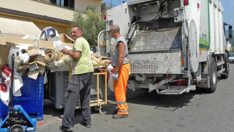 Nella foto d’archivio operatori che raccolgono i rifiuti