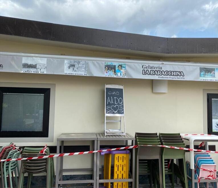 “Ciao Aldo” c’è scritto sulla lavagnetta fuori dalla gelateria