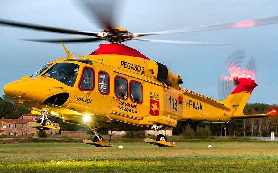 Montignoso, vola da tre metri mentre sta lavorando sulla facciata: è grave un trentenne