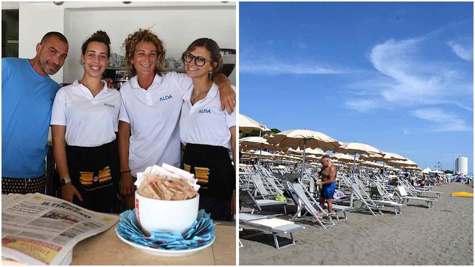 Andrea Fedele (a sinistra) e il suo staff: Alice Picelli, Daniela Gianfranchi e Isabel Zubbani e i lettini del bagno Alda a Massa